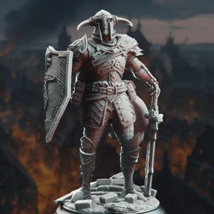 Op de afbeelding: Gedetailleerd beeldje van een krijger in volledige bepantsering, met een zwaard en schild. De krijger draagt een helm met hoorns en ingewikkelde pantserdetails. Het schild heeft een gesneden ontwerp. Het beeld staat op een stenen voet.