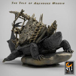 Könnte beinhalten: Eine dunkelgraue Harzfigur mit dem Titel The Tale of Archduke Mousin, die eine große Schildkröte zeigt, welche eine Holzkonstruktion mit Seilen, Blättern und Pfeilen auf ihrem Panzer trägt. Die Schildkröte steht auf einem Felsen.