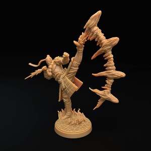 Op de afbeelding: Een bruin gekleurd miniatuurbeeldje van een vechtkunstenaar in een dynamische pose, trappend naar een gestileerd, botachtig wapen. De figuur staat op een cirkelvormige basis met een gedetailleerd ontwerp.