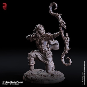 Puede incluir: Figura detallada de Eveline, Shadow's Aim, arrodillada y apuntando con un arco estilizado. La figura está vestida con armadura y una capa con capucha, con una venda en los ojos. El arco tiene un diseño decorativo y curvado. La base es de 25 mm. El texto dice "Eveline, Shadow's Aim".