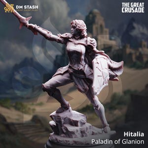 Puede incluir: Figura monocromática detallada de Hitalia, Paladín de Glanion, de "The Great Crusade". La figura posa sobre una base rocosa, sosteniendo una espada en alto y un escudo. La imagen incluye el logotipo de DM STASH.