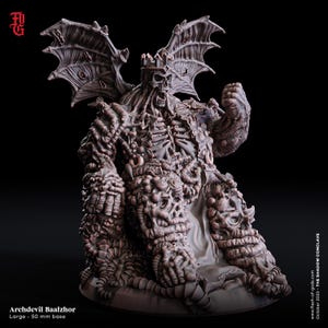 Peut inclure: Figurine détaillée d'Archdevil Baalzor grise, base de 50 mm. La figurine présente une tête squelettique couronnée, de grandes ailes de chauve-souris et un corps musculaire grotesque. Le texte "Archdevil Baalzor" est visible.
