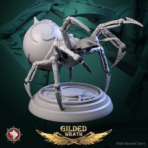 Puede incluir: Una figura de araña mecánica de color gris claro con un abdomen esférico grande y patas segmentadas articuladas, sobre una base circular. El texto GILDED WRATH aparece debajo de la figura con un emblema de alas doradas y un logo de lobo.