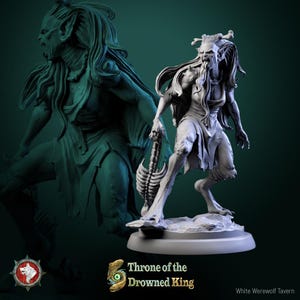 Könnte beinhalten: Detaillierte, graue Figur einer Kreatur mit langen Haaren, Hörnern und einer Skelettwaffe. Die Figur steht auf einer kleinen Plattform, mit einem schattigen Duplikat dahinter. Der Text "Throne of the Drowned King" ist sichtbar.