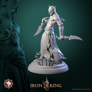 Może przedstawiać: Szara figurka wojownika trzymającego dwa zakrzywione ostrza. Wojownik ma na sobie hełm z kolcami i długą, postrzępioną szatę. Figurka stoi na okrągłej podstawie z małym płotkiem. U dołu napis "IRON KING".
