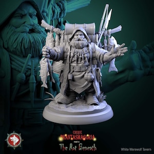 Może przedstawiać: Szara miniaturowa figurka brodatego mężczyzny w płaszczu z kapturem, niosącego ryby i plecak. Figurka jest częścią serii "Cirque Phantasmagoria", z widocznym tekstem "The Rot Beneath". Figurka stoi na okrągłej podstawie.
