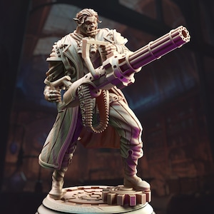 Puede incluir: Figura detallada de un personaje humanoide sosteniendo un arma grande de múltiples cañones. La figura viste un abrigo largo y pantalones a rayas, de pie sobre una base circular con un diseño de engranaje. La paleta de colores es principalmente neutra.