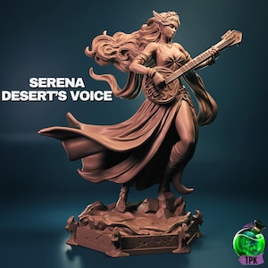Pode incluir: Estatueta castanha de uma mulher tocando um instrumento de cordas. A figura está vestida com um vestido esvoaçante e tem cabelos longos e ondulados. O texto "SERENA DESERT'S VOICE" é exibido no lado esquerdo da imagem.