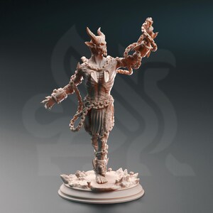 Könnte beinhalten: Detaillierte Figur eines gehörnten Dämons mit skelettartigem Aussehen. Die Figur posiert mit einem erhobenen Arm, der ein verdrehtes Objekt hält, und steht auf einem strukturierten Sockel. Die Farbe ist ein gedämpftes Braun.