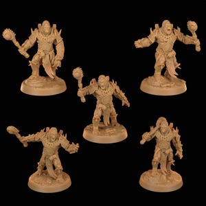 Könnte beinhalten: Fünf beigefarbene Miniaturfiguren, die muskulöse affenartige Krieger in Rüstung darstellen. Jede Figur steht auf einem runden Sockel, trägt einen verzierten Brustpanzer und hält eine Stachelkeule. Die Charaktere haben geöffnete Münder.