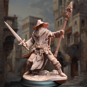 Peut inclure: Une figurine miniature non peinte de couleur brun clair représentant un magicien portant un chapeau à larges bords et de longues robes. Le personnage tient une épée dans la main droite et un grand bâton dans la main gauche sur un socle rocheux.