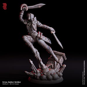 Pode incluir: Uma figura cinzenta de Eryn, Ember Strider, numa pose dinâmica, empunhando duas espadas. A figura está vestida com uma armadura detalhada e está sobre uma base texturizada com uma pequena estrutura de tijolos. A base é de 25 mm.