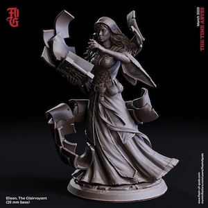 Könnte beinhalten: Eine graue Harz-Miniaturfigur mit dem Titel Elisen, The Clairvoyant, die eine kapuzentragende Gestalt in einem langen Gewand zeigt, die ein offenes Buch mit schwebenden Seiten hält. Die Figur trägt einen Gürtel mit Taschen auf einem 25 mm Sockel.