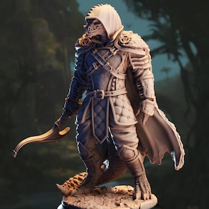 Pode incluir: Uma miniatura em tom bege de um guerreiro humanoide reptiliano vestindo uma capa com capuz, armadura acolchoada e correias. A figura segura uma lâmina curva em uma mão e está sobre uma base texturizada, exibindo escamas e detalhes finos.