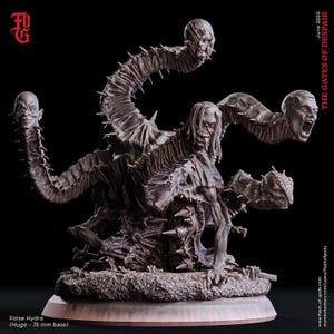 Puede incluir: Una figura de monstruo de color marrón oscuro titulada False Hydra, que presenta un torso central con largos cuellos serpentinos que terminan en rostros humanos distintos y una cabeza escamosa. La criatura se asienta sobre una base de 75 mm.