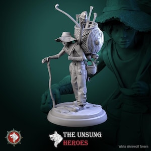 Może przedstawiać: Szara figurka przedstawiająca osobę w kapeluszu, z koszem na plecach i laską. Kosz zawiera tarczę i kości. Część serii "The Unsung Heroes". Figurka stoi na okrągłej podstawie.