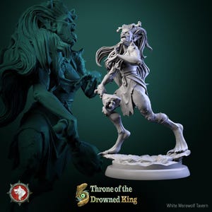 Könnte beinhalten: Eine weiße Figur einer Kreatur mit langen Haaren, Hörnern und zerrissener Kleidung, in einer dynamischen Laufpose. Die Figur steht auf einem Sockel mit dem Text "Throne of the Drowned King" und einem Logo.