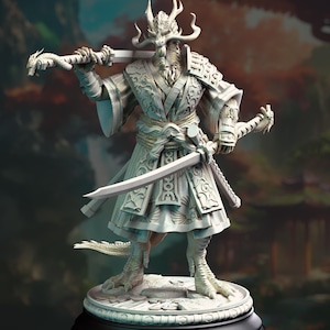 Puede incluir: Una detallada figura blanca de un guerrero dragón, sosteniendo dos espadas y un arma con forma de dragón. La figura está adornada con una armadura ornamentada y una túnica tradicional, con una cabeza y cuernos de dragón. La base es redonda y el fondo está borroso.