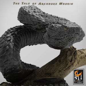 Peut inclure: Une figurine de serpent gris foncé très détaillée avec des écailles texturées proéminentes enroulée autour d'une branche texturée. Le texte 'The Tale of Archduke Mousin' apparaît en haut et le logo 'Lord of the Print' est visible en bas.