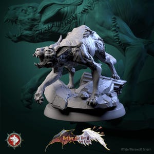 Può includere: Una statuetta di lupo mannaro bianco con denti e artigli affilati, posata su una base rocciosa. La creatura ha un'espressione minacciosa ed è ambientata su uno sfondo verde scuro. L'immagine include il testo "Better the Devil you know" e "White Werewolf Tavern".