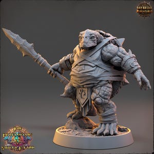 Könnte beinhalten: Graue, detaillierte Miniaturfigur eines schildkrötenartigen humanoiden Kriegers mit einem Speer. Die Figur ist gepanzert und steht auf einem kleinen Sockel. Die Figur stammt aus den Kollektionen "Daybreak Miniatures" und "The Praetorians Shield Island".