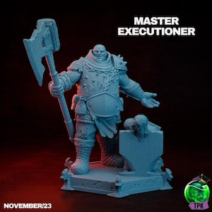 Puede incluir: Figura azul claro de un Maestro Verdugo, sosteniendo un hacha grande. La figura lleva una armadura y está sobre un bloque de madera. El texto "MASTER EXECUTIONER" está en la parte superior. La fecha "NOVEMBER/23" está en la parte inferior.