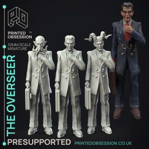 Puede incluir: Cuatro figuras en miniatura a escala 32mm tituladas The Overseer de Printed Obsession. Tres son de resina gris sin pintar, una está pintada. Visten trajes, sostienen maletines y tienen rasgos faciales distintos, incluyendo tentáculos y cuernos. Incluye texto.
