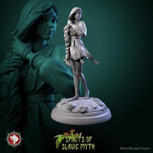 Puede incluir: Una figura miniatura monocromática gris de una persona con cabello largo trenzado, vistiendo una túnica con cinturón y bordados. La figura está descalza sobre una base circular decorada con flores y follaje esculpidos en un render 3D.