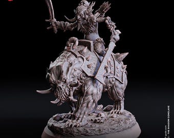 Può includere: Una miniatura di una creatura cornuta che cavalca una grande bestia corazzata con una testa simile a un teschio. Il cavaliere impugna una lama curva e indossa un copricapo a forma di teschio. La base misura 50 mm. Testo: Archdevil Dispora e The Shadow Conclave.