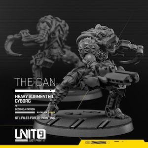 Könnte beinhalten: Ein detailliertes 3D-gedrucktes Cyborg-Modell in dynamischer Pose, das eine große Waffe hält. Die Figur ist grau mit geometrischer Panzerung und mechanischen Details. Der Text "THE CAN" und "HEAVY AUGMENTED CYBORG" sind sichtbar. Der Sockel ist rund und dunkel.
