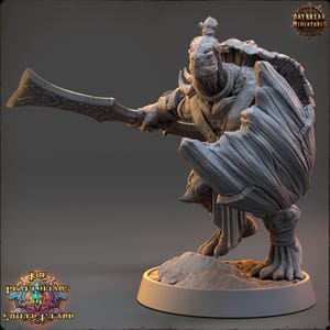 Op de afbeelding: Een grijs onbeschilderd miniatuurfiguur van een schildpadachtige humanoïde krijger op een ronde voet. Het figuur houdt een groot gebogen zwaard en een getextureerd schild vast, draagt een schild op de rug en heeft een knotje in het haar.