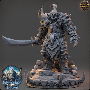 Puede incluir: Miniatura gris detallada de un feroz guerrero orco, sosteniendo una gran espada curva. El orco está fuertemente blindado con detalles de piel y un motivo de calavera. La miniatura está sobre una base rocosa, con el logo "Daybreak Miniatures" visible.