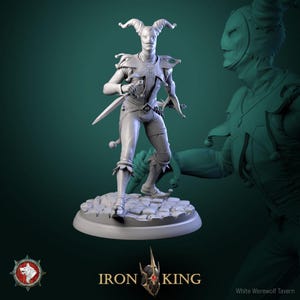 Może przedstawiać: Figurka 3D przedstawiająca błazna w dynamicznej pozie, trzymającego miecz i sztylet. Błazen ma spiczasty kapelusz z rogami, tunikę w romby i rajstopy. Figurka stoi na okrągłej podstawie.