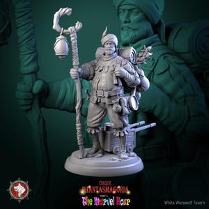 Könnte beinhalten: Eine graue Miniaturfigur eines Reisenden mit Turban und mehrlagiger Kleidung, der einen großen Rucksack und einen Holzstab mit einer Laterne trägt. Die Figur steht auf einem runden Sockel neben einem kleinen hölzernen Wagen mit Rädern.