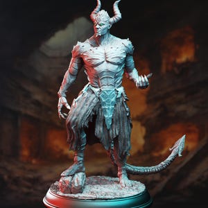 Puede incluir: Escultura detallada de una figura demoníaca con cuernos, ojos verdes y una cola. La figura se representa en una pose dinámica, con detalles intrincados en la piel y la armadura. La escultura está sobre una base redonda.