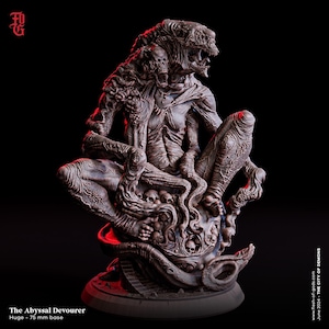 以下が含まれることがあります： 「The Abyssal Devourer」と題された、ダークブラウンの非常に詳細なファンタジー生物のフィギュア。このモンスターは、複数の手足、頭蓋骨のような頭部、触手のような付属肢を持ち、頭蓋骨が埋め込まれた75mmの円形ベースの上に配置されています。