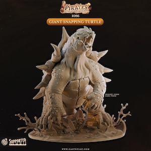 Könnte beinhalten: Eine beige Miniaturfigur einer riesigen Schnappschildkröte aus Pirates of the Shattered Sea, Modell 1056. Die Kreatur hat einen strukturierten Panzer mit großen Stacheln, ein offenes Maul und Krallen. Sie steht auf einer 75mm Basis mit 53mm Höhe.