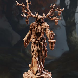 Può includere: Statuetta marrone dettagliata di una creatura con corna, un torso scheletrico e vesti fluenti. La figura tiene in mano una lanterna e ha lanterne appese alle sue corna. Lo sfondo è una scena di foresta sfocata.