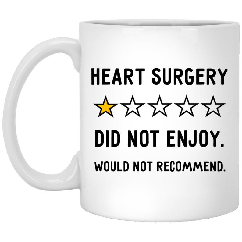 Pu&ograve; includere: Tazza da caff&egrave; in ceramica bianca con una grafica nera e gialla che recita "HEART SURGERY DID NOT ENJOY. WOULD NOT RECOMMEND." con una valutazione di una stella.