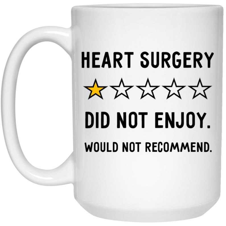 Pu&ograve; includere: Tazza da caff&egrave; in ceramica bianca con una grafica nera che recita "HEART SURGERY DID NOT ENJOY. WOULD NOT RECOMMEND." con una valutazione di una stella.