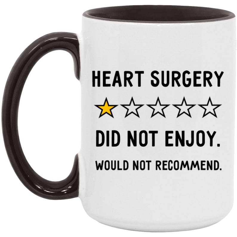 Pu&ograve; includere: Una tazza da caff&egrave; bianca con manico e bordo neri. La tazza ha un divertente detto che recita "Chirurgia cardiaca  ★★★★★ Non mi &egrave; piaciuta. Non la consiglio."