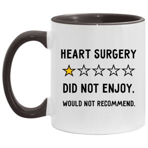 Pu&ograve; includere: Una tazza da caff&egrave; bianca con un manico nero e un bordo nero. La tazza ha una scritta divertente che dice "Chirurgia cardiaca  ★★★★★ Non mi &egrave; piaciuta. Non la consiglio."