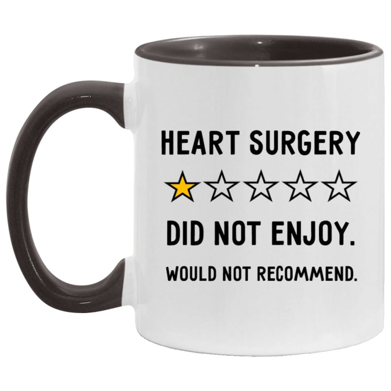 Pu&ograve; includere: Una tazza da caff&egrave; bianca con un manico nero e un bordo nero. La tazza ha una scritta divertente che dice "Chirurgia cardiaca  ★★★★★ Non mi &egrave; piaciuta. Non la consiglio."