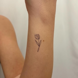 Simple Tulip Temporary Tattoo (Set of 3) / Minimalist Bloom Fake Tattoo / Tiny Wrist Tattoo / Skin Art