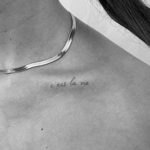 C’est La Vie Tillfällig Tatuering (Set om 3) / Elegant Citat Tatuering / Minimalistisk Skrift Kroppskonst