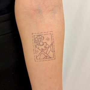 Tatuaje temporal de noche en la montaña con sello místico (juego de 2) / Tatuaje falso con sello de naturaleza / Tatuaje con sello para el antebrazo / Tatuaje pequeño de viaje