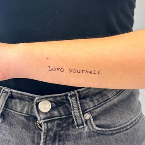 Tatuagem temporária "Ame a si mesmo" (conjunto de 2) / Tatuagem com citação de amor próprio / Tatuagem com texto simples / Tatuagem falsa com letras