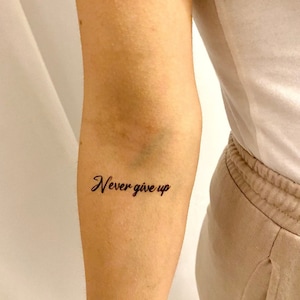 Ge aldrig upp tillfällig tatuering (set om 2) / Citat tillfällig tatuering / Bokstäver falsk tatuering