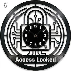 Peut inclure: Horloge murale noire au design unique. Le cadran est noir avec des chiffres et des aiguilles blancs. Le design extérieur de l'horloge présente un circuit imprimé et un symbole de cadenas, avec les mots "Access Locked" en bas.