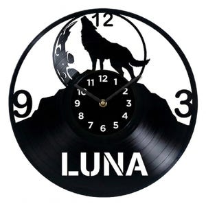 Puede incluir: Un letrero de madera rústica con el texto "Welcome to our home" en letras blancas. El letrero presenta un acabado envejecido y un diseño simple y acogedor, ideal para la decoración de la entrada.